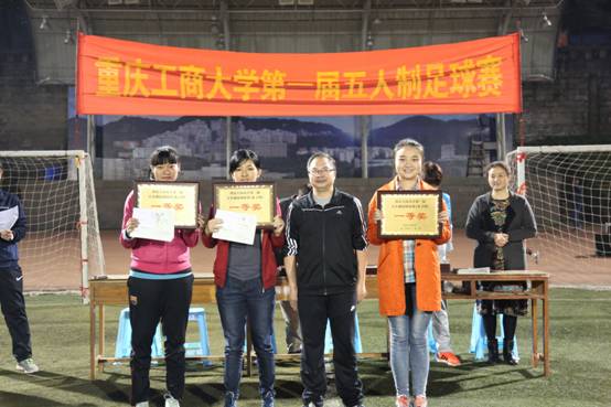 与获奖学院合影