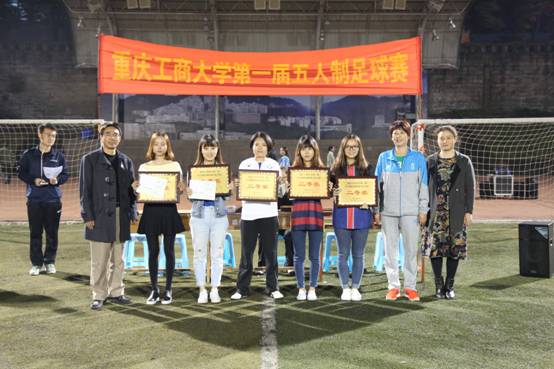 与获奖学院合影